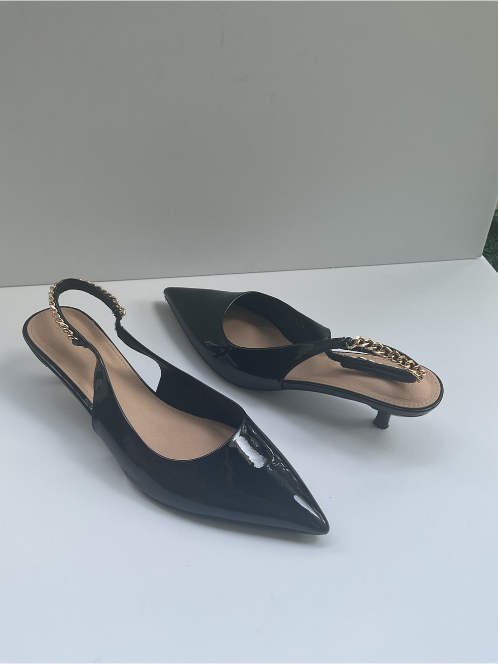 COUTGO Women Size 10 Black Patent Slingback Kitten Heels Gold Chain Pointed Toe - Picture 2 of 10